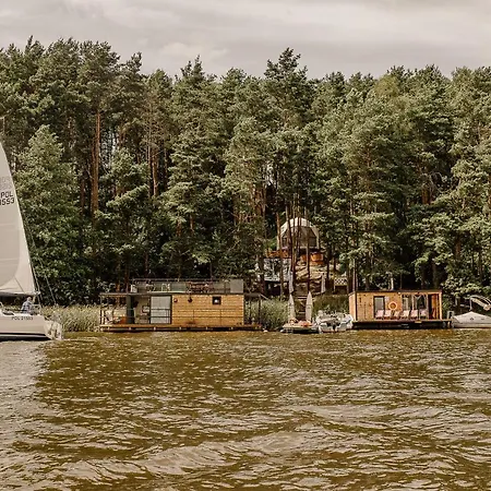 Nad Narvią - Lustrzany Dom Na Drzewach